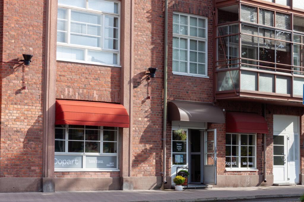 Dopart näyteikkunat kutomonkadun puolella